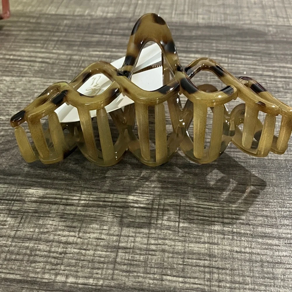 Tan Wavy Hair Clip